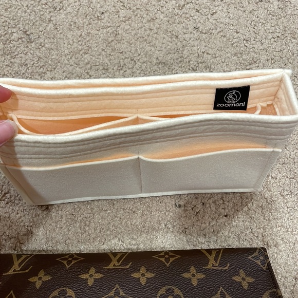 Louis Vuitton Toiletry Pouch 26 - Picture 10 of 10